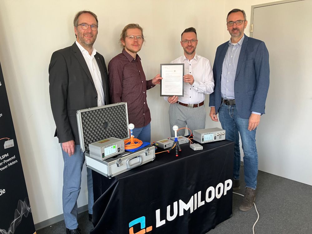 v.l.n.r. TU-Dresden-Professor Hans Georg Krauthäuser, Laborleiter Henning Iseke, LUMILOOP-Geschäftsführer Samuel Hildebrandt und Sven Halank, Beteiligungsmanager und Prokurist der SIB